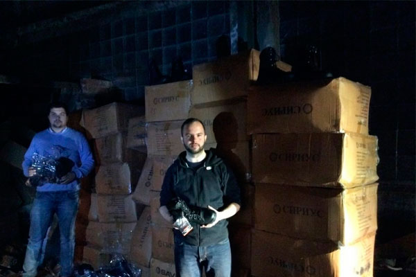 Блогер опубликовал фото гуманитарной помощи из России: пистолеты, боекомплекты, ножи