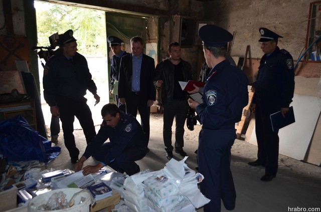 Обнаружен склад Эдуарда Матвийчука: агитация времен партии регионов, спортивные площадки и много другого