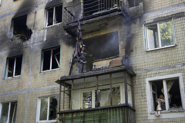 В Донецке из-за артобстрелов загорелись дома