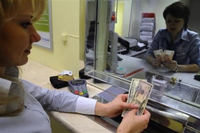 С завтрашнего дня банки будут продавать доллары только для размещения на депозит
