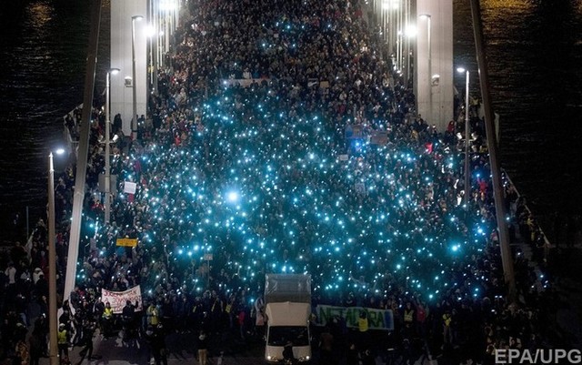 Венгры поднялись против Виктора "Януковича" Орбана