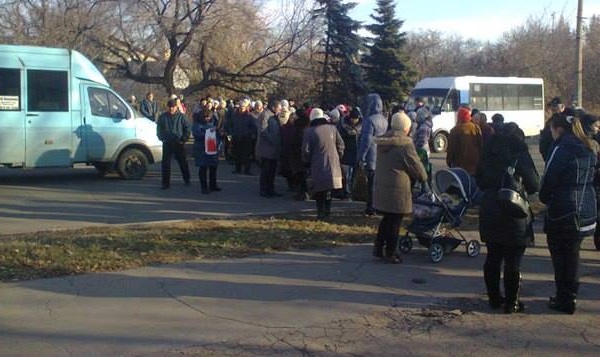 Жители Макеевки перекрыли дорогу: требуют у ДНР бесплатной еды