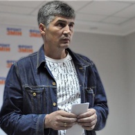 Александр Жолобецкий установил детскую площадку на "мусорке"