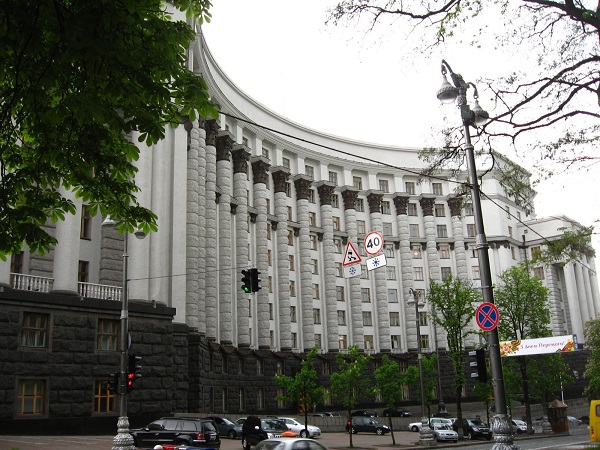 Кабмин поручил перевести все бюджетные учреждения с территории "ДНР" и "ЛНР"