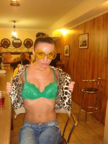 Руководитель администрации боевиков ЛНР - развязная девица Оля