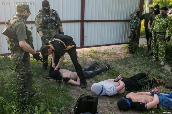 Боевики избили журналиста за "российских военных" (ВИДЕО)