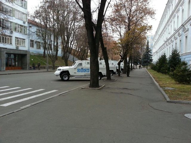 Возле Минобороны стоят 15 новеньких «Кугуаров», так сейчас необходимых на фронте. ФОТО