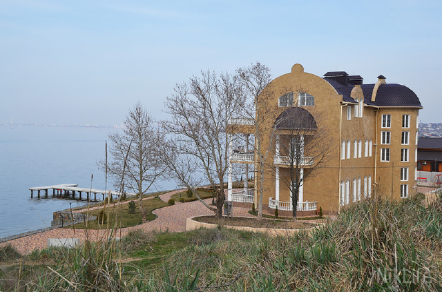 Екс-«регіонал» Антощенко за нової влади почав розбудовувати свій маєток на місці водолазної станції (фото)