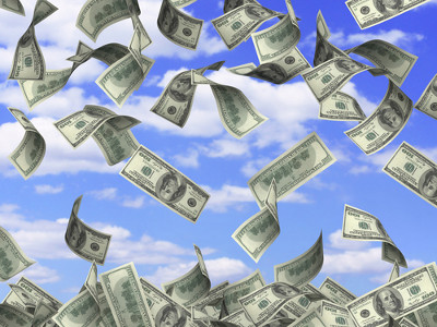 Хто дає гроші Україні