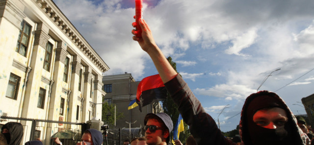 Протестувальники почали штурм Палацу Україна