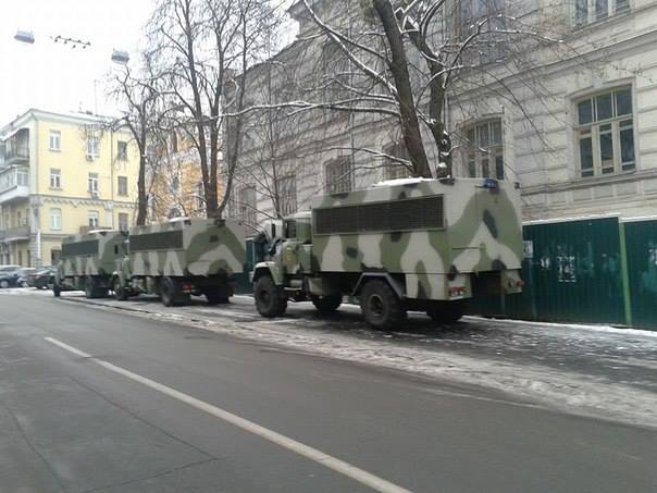 Під Адміністрацію Президента зігнали військову техніку