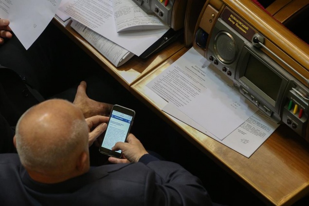 Народные депутаты на сессиях «покупают» внедорожники