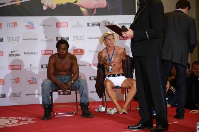 Бомжу, которого наняли в качестве «груши» для Микки Рурка, недоплатили $5 тысяч