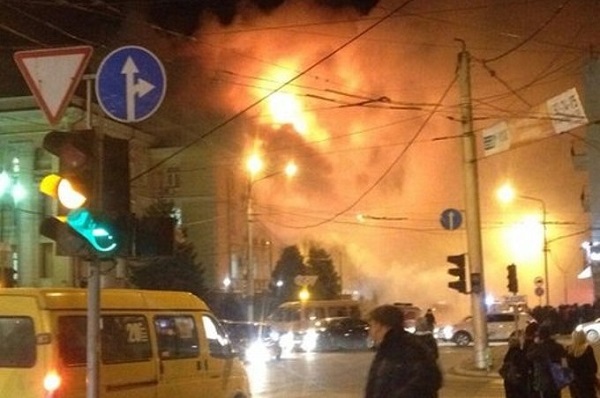 В Махачкале горит здание управления ФСБ (ВИДЕО)