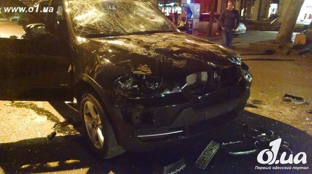 В центре Одессы вооружённые битами люди похитили человека и разбили его автомобиль