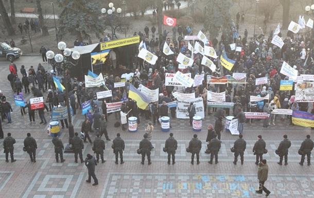 Митингующие и милиция снова столкнулись у здания Рады