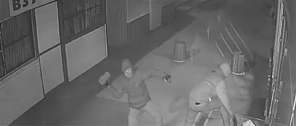 В Киеве закидали камнями магазин «Roshen»