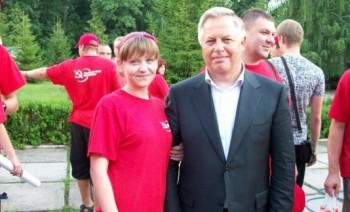 Симоненко відпочиває у Франції з молодою коханкою і зустрічається із Зюгановим