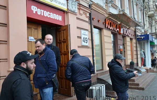 В Днепропетровске неизвестные захватили здание в центре города