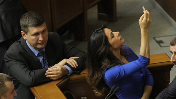 Хто працює, а хто селфі робить: як Огневич проводить час у Раді