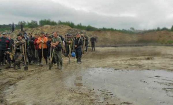 При задержании подпольных добытчиков янтаря пострадали ровенские правоохранители