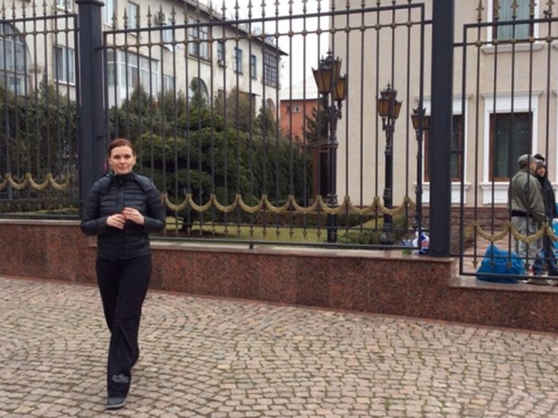 Фотофакт: Ирина Комиссар защищает офис Анисима