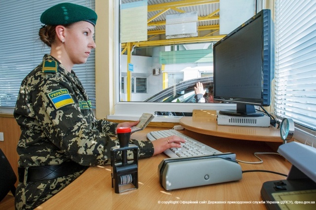 РЕВІЗІЯ НА МИТНИЦІ. У «ШЕГИНЯХ» ЗНАЙШЛИ ВЕЛИКІ СУМИ «НІЧИЙНИХ» ГРОШЕЙ