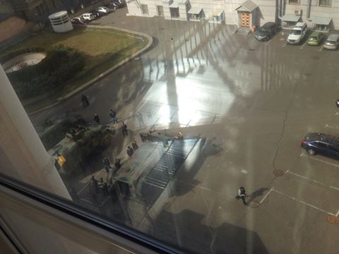 Що робить бронетехніка в дворі Кабінету Міністрів?