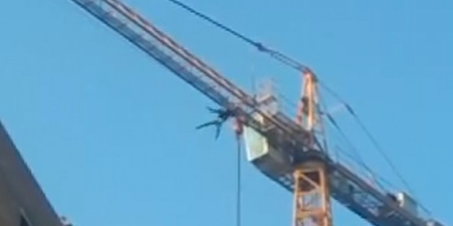 В Калининграде пьяный россиянин сорвался со стрелы башенного крана (Видео)