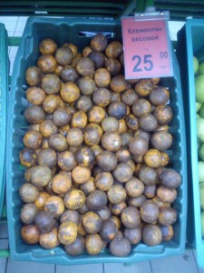 Фотофакт: в «Народном» торгуют гнилыми мандаринами