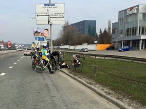 ДТП в Киеве: водитель иномарки въехал в группу велосипедистов и скрылся