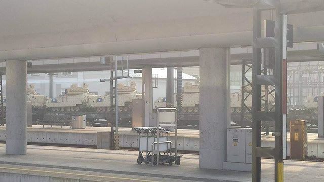 Новость года: в Украину движется состав с американскими танками (ФОТО)