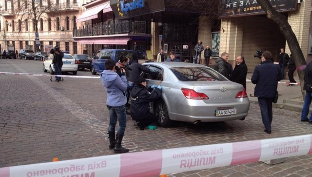 ДЕНЬ СТРІЛЯНИНИ У КИЄВІ: ОБСТРІЛЯНО МАШИНУ НА ГОРОДЕЦЬКОГО! (ФОТО)