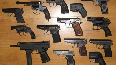 В Киеве со стрельбой задержали торговца оружием