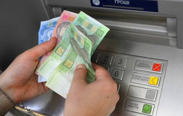 За снятие наличных в банкомате (и не только) придется платить комиссию