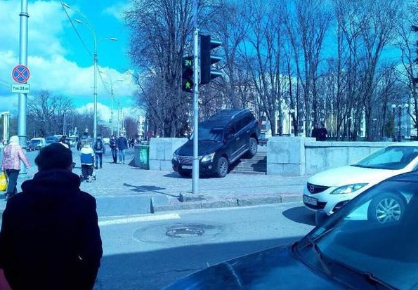 Водителя, «припарковавшего» внедорожник на харьковской достопримечательности, ловили автоматчики