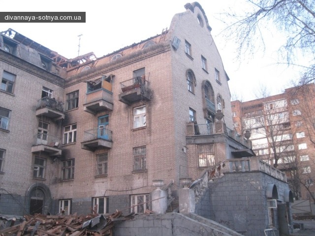 На Патріса Лумумби Київміськбуд зносить стару не аварійну будівлю