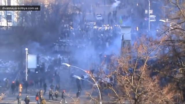 Початок штурму Майдану 18 лютого. Барикада біля м.Хрещатик на Інститутській. (Нове Відео)