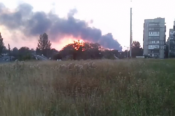 В Грабарях загорелась химическая промплощадка