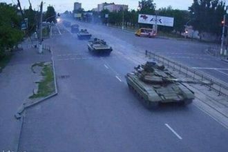 Шабаш террористов: в центр Донецка приволокли танки, БМП и связанных людей