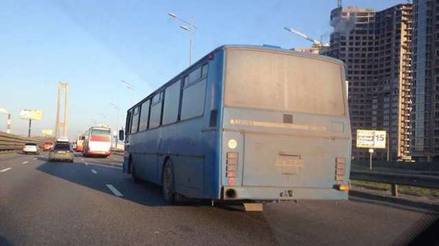 В Киев заехала непонятная колонна из 6 автобусов с крепкими мужчинами