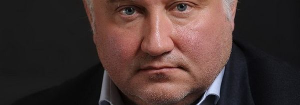 До дружини Калашникова прийшли з обшуком