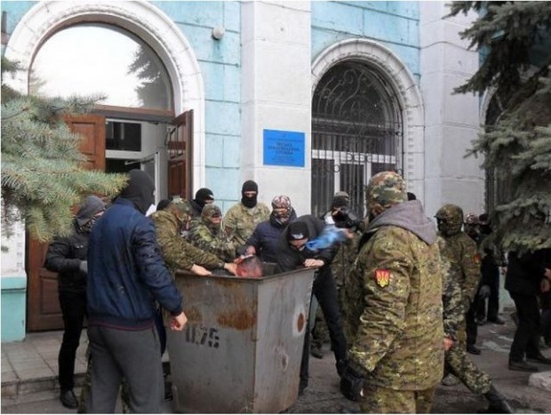 На Днепропетровщине депутата засунули в мусорный бак
