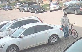 В Харькове велосипедист обливает авто с украинской символикой кислотой