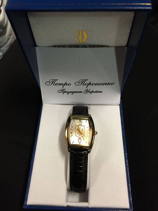 Волонтер "засек" Порошенко на раздаче часов Януковича