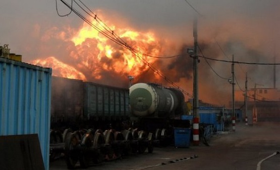 Под Омском опрокинулся грузовой поезд с нефтепродуктами