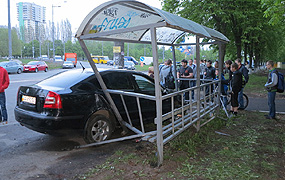 На Святошині п’яна жінка-водій знесла зупинку з двома дітьми. ФОТО