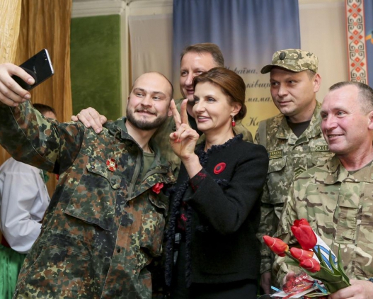 Жена Порошенко делала селфи с бойцами в Днепропетровске