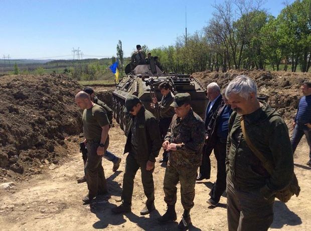 Патриоты гибнут из-за фото нардепов на фронте