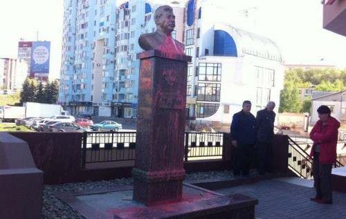 Отторжение: В Липецке свежеустановленный памятник Сталину облили краской. ФОТО